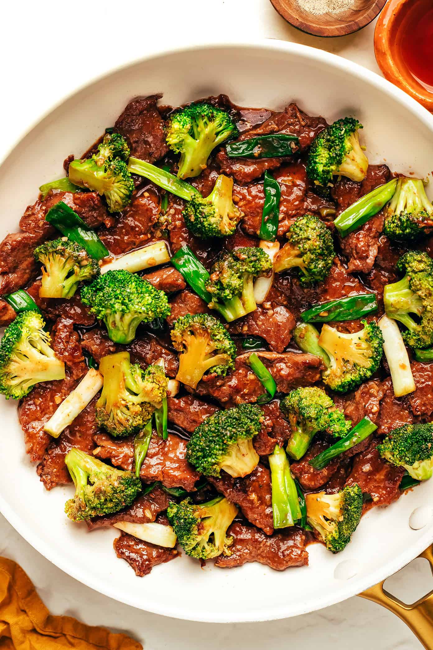 This easy beef and broccoli stir-fry features tender steak, crisp broccoli, and a bold, garlicky sauce โ all ready in just 30 minutes. beef and broccoli stir-fry in pan