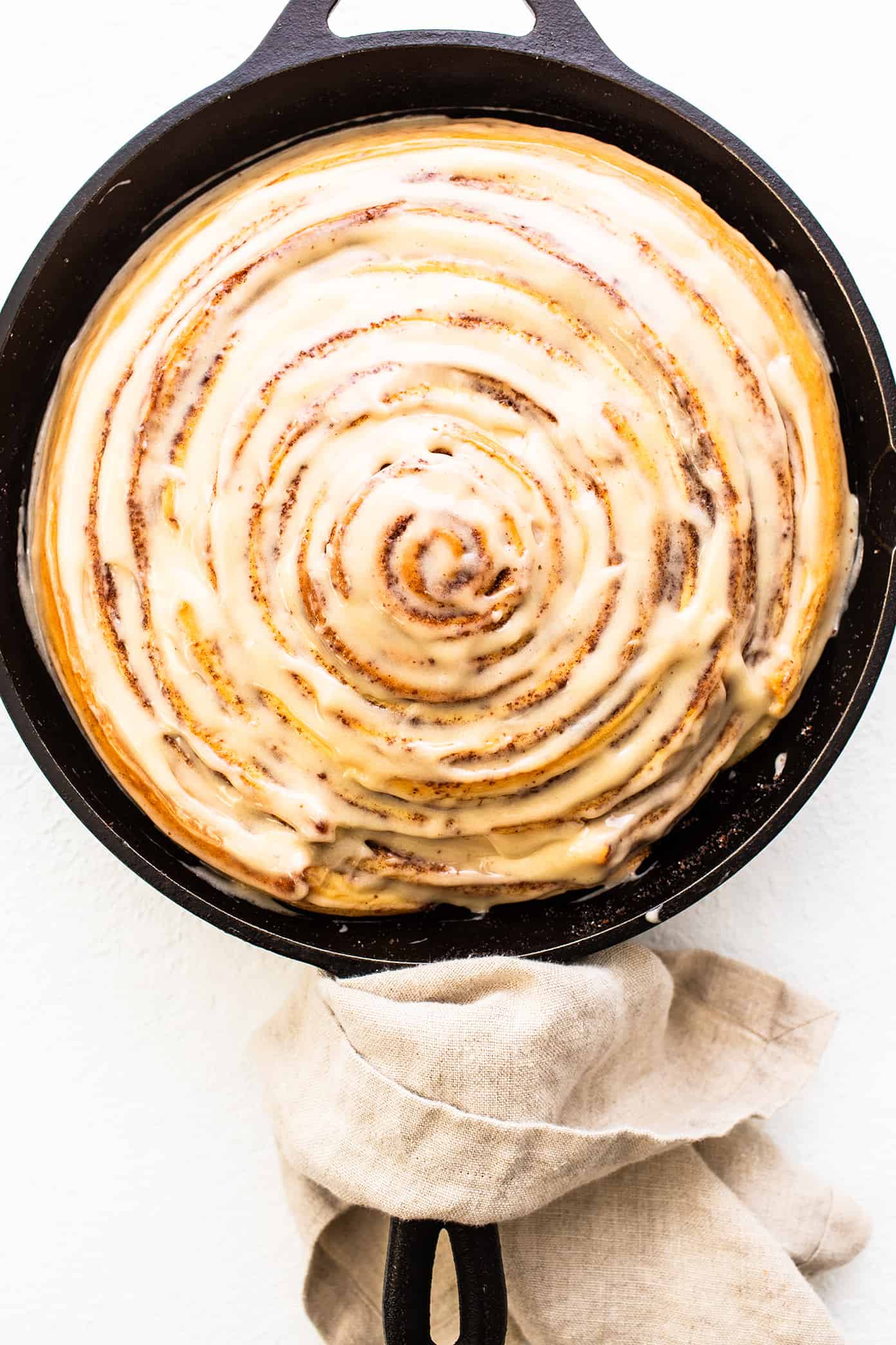 This giant cinnamon roll recipe is made with the most delicious soft dough, cinnamon-sugar filling, and a tangy cream cheese icing. Ready to go for breakfast or brunch in one hour from start to finish! | gimmesomeoven.com Giant Cinnamon Roll