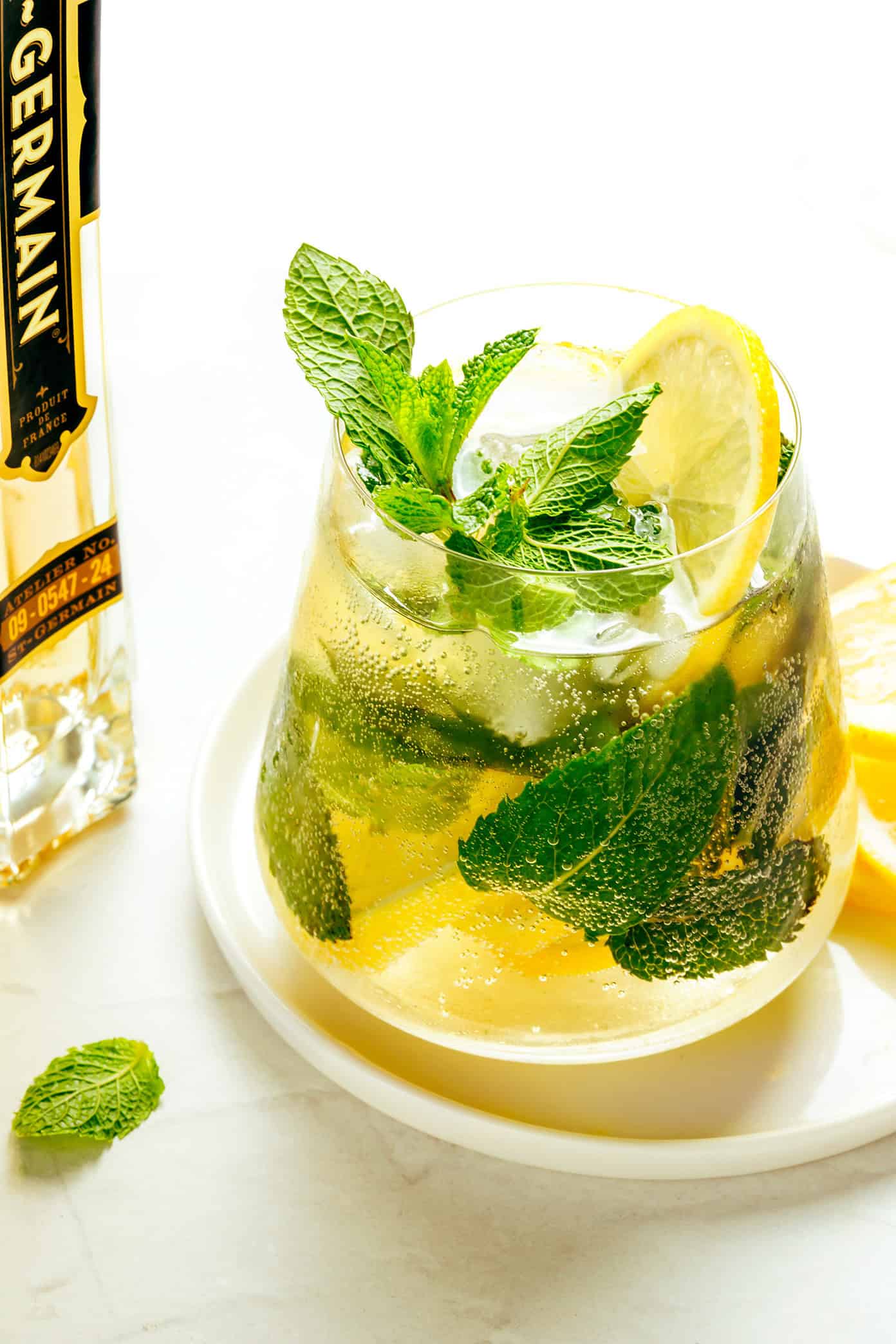 This classic Hugo Spritz recipe is made with prosecco, elderflower liqueur, soda water, mint, and lime โ the perfect Italian cocktail for summer. | gimmesomeovencom Hugo Spritz