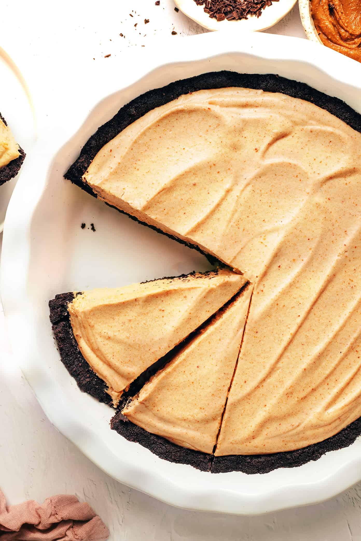 This classic no-bake peanut butter pie recipe features a chocolate Oreo crust and a fluffy peanut butter filling. The perfect easy summer dessert! | gimmesomeoven.com Peanut Butter Pie with Oreo Crust