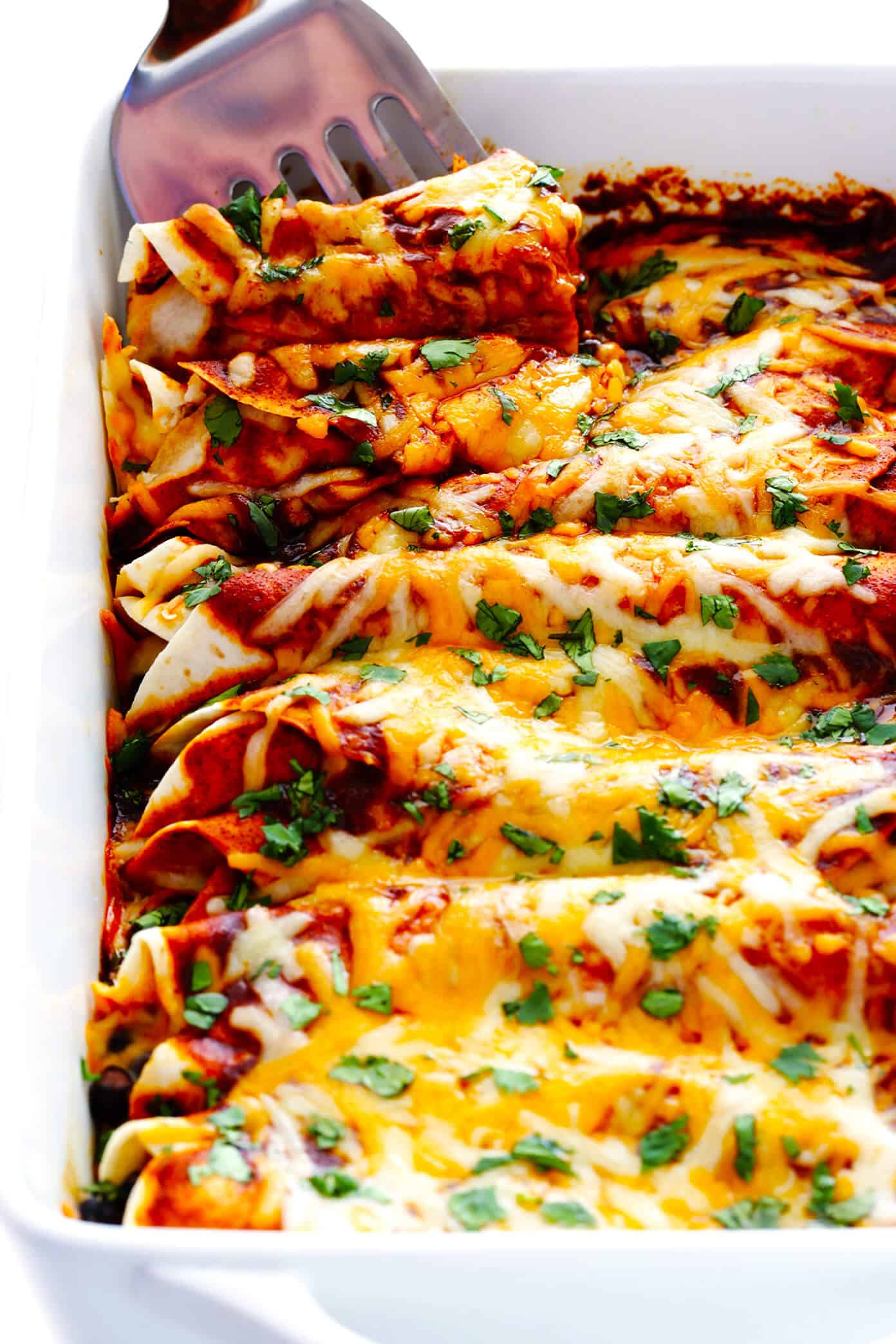 LOVE this easy chicken enchilada recipe! It's made with a delicious homemade enchilada sauce, chicken, cheese, green chiles, beans and whatever other fillings you love most. Always a great recipe when you're craving Mexican (or Tex-Mex) food for dinner -- plus these enchiladas are a great freezer meal for meal prep too. | gimmesomeoven.com Best Chicken Enchiladas