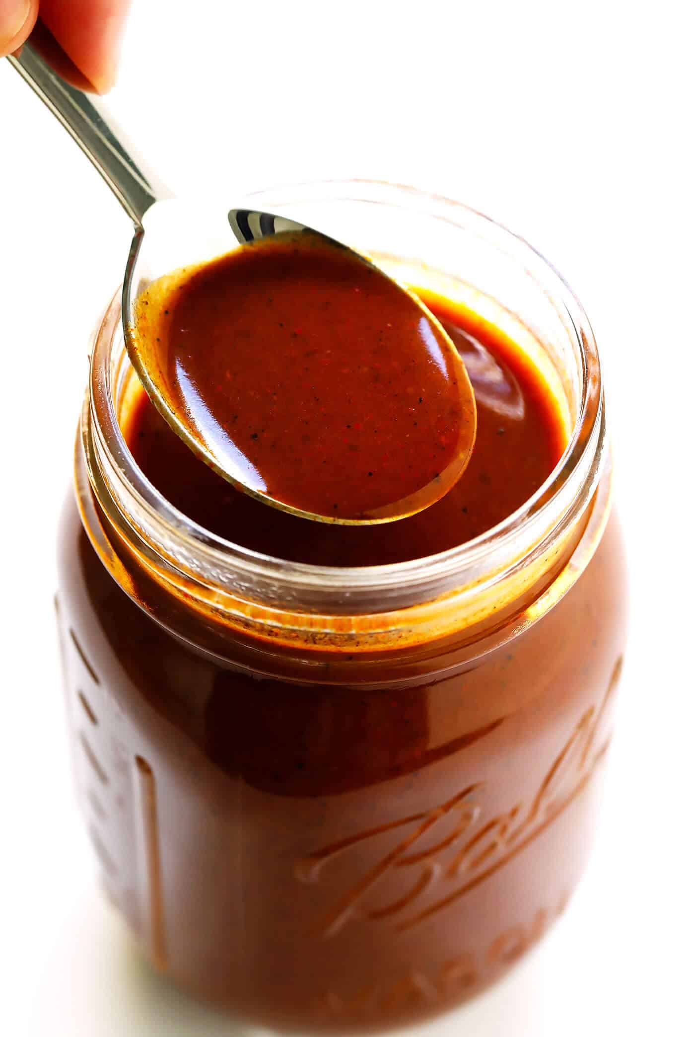 This homemade red enchilada sauce recipe is easy to make in just 20 minutes, and full of the most delicious Southwestern and Mexican chili flavors. Perfect to use in enchiladas, soups, nachos, tacos and more! (Vegatarian / Vegan / Gluten-Free) | gimmesomeoven.com Homemade Enchilada Sauce Recipe